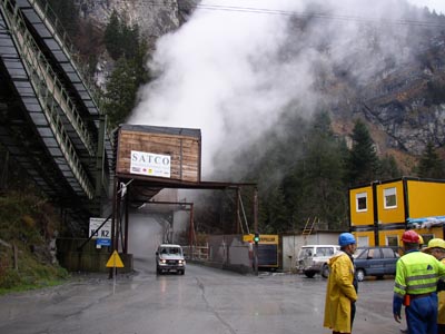 Kondensierter Wasserdampf bei natrlichem Wrmeaustritt aus dem Zugangsstollen Mitholz beim Ltschberg-Basistunnel.